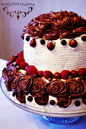 tort najlepszy straciatella z wisniami, malinami i czekoladowymi rozami